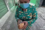 Người phụ nữ oà khóc nức nở khi thấy điều bí mật trong chiếc bánh mì từ thiện giữa mùa dịch