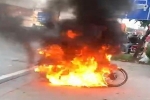 Nam thanh niên đốt xe máy khi bị kiểm tra giấy đi đường