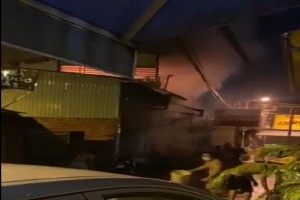 Bình Dương: Cháy tiệm tạp hóa trong đêm, dập lửa cứu nhiều người bên trong