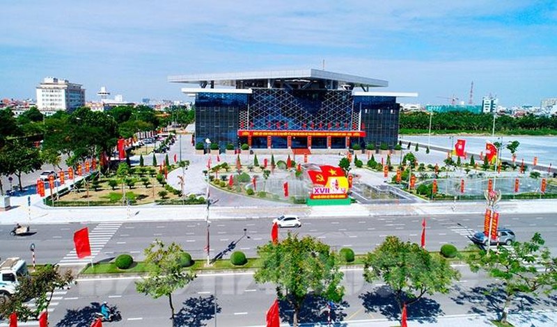 Trung tâm Văn hóa Xứ Đông (tỉnh Hải Dương) rực rỡ cờ hoa chào mừng Đại hội Đảng.