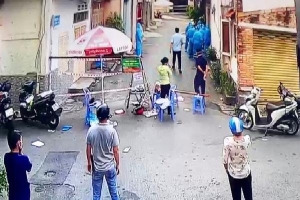 Công an mặc đồ bảo hộ khống chế đối tượng F0 đánh đập cha mẹ ở Sài Gòn