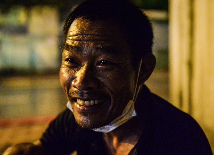 Theo lời ông Tùng, khi ngủ ở gầm cầu gần đường Giải Phóng thì ông bị trộm mất chiếc điện thoại "cục gạch".
