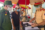 Hà Nội: Trung úy công an bị người đi xe máy tông vào chân tại chốt kiểm dịch Covid-19