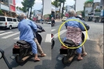 Chở cha già bằng xe máy cà tàng, hành động của con trai khiến người đi đường Sài Gòn phải dừng lại