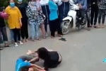 Hòa Bình: Choáng váng cảnh 2 nhóm nữ sinh dùng mũ bảo hiểm lao vào đánh nhau