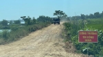 Thanh Hóa: Xe chở vật liệu xây dựng cày xới mặt đê hữu Sông Mã