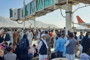 Sân bay quá khốc liệt, gia đình Afghanistan phải từ bỏ tháo chạy