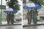 Hà Nội: Hình ảnh các cán bộ chiến sĩ làm nhiệm vụ trực chốt dưới cơn mưa tầm tã gây xúc động mạnh