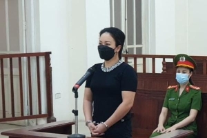 Nữ chủ quán karaoke dẫn khách cố thủ 3 tiếng khi cảnh sát kiểm tra lĩnh án 12 tháng tù