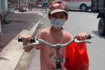 Xúc động cảnh bé gái 6 tuổi đạp xe đuổi theo ôtô để xin sữa cho em nhỏ ở nhà
