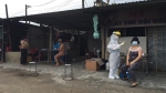 TT-Huế: Hương Phong xét nghiệm tiểu thương và khách hàng đến chợ Thanh Phước