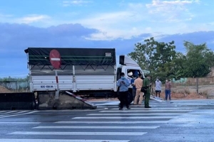 Quảng Nam: Xe tải tông vào dải phân cách, 3 người thương vong