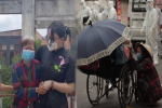 Người phụ nữ vô gia cư khóc nức nở, đau đớn nhận lại tro cốt người chồng qua đời trên chiếc xe lăn giữa Sài Gòn