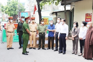 Đoàn Đại biểu Quốc hội TP Hà Nội thăm, tặng quà lực lượng tuyến đầu chống dịch