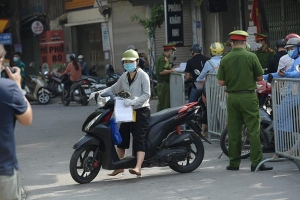 Hà Nội: Nhiều người bị yêu cầu 'quay xe' vì không có lịch trực theo phân công của cơ quan