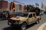 Taliban diễu hành phô trương khí tài chiếm được của quân đội Mỹ