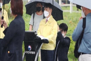 Truyền thông Hàn Quốc tiết lộ đoạn clip toàn cảnh vụ Thứ trưởng để nhân viên quỳ gối cầm ô che mưa suốt 10 phút