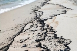 Gần 5km bờ biển Quảng Bình xuất hiện vết 'dầu lạ': Sở TN-MT sau kiểm tra, nói gì?