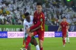 Video Duy Mạnh lăn xả phá bóng cứu thua cho tuyển Việt Nam