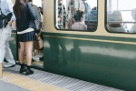 Sĩ quan Nhật Bản bị bắt vì quay lén dưới váy phụ nữ tại ga tàu