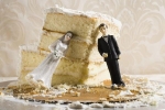 Mẹ chồng âm mưu đầu độc con dâu bằng bánh cưới ngay trong lễ kết hôn