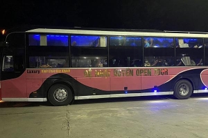 Xe khách chở 25 người từ vùng dịch 'thông chốt' ngoạn mục