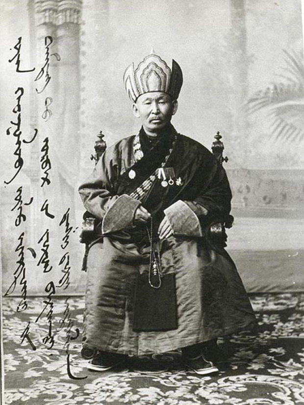 Hình ảnh Lạt Ma Dashi Dorzho Itigilov khi còn sống. Ông là một nhà sư lạt ma Phật giáo người Nga đã chết trong tư thế kiết già (tư thế hoa sen, ngồi thiền) vào năm 1927.