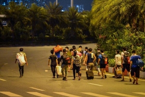 Nhóm công nhân xây dựng đi bộ từ Hà Nội về quê cách hàng trăm km, có người dự định 5-7 ngày mới tới nhà