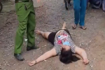 Người phụ nữ nằm lăn ra đất sau cái chạm của công an, đòi xe cấp cứu gây náo loạn điểm xét nghiệm