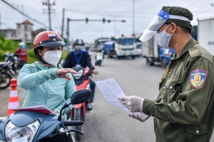TP Thủ Dầu Một trong ngày đầu kiểm soát 'thẻ thông hành vaccine'