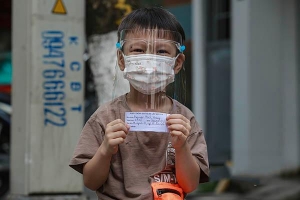 Hà Nội: Những công dân nhí háo hức theo chân cha mẹ tới điểm xét nghiệm Covid-19