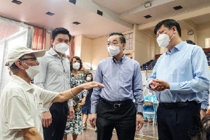Chủ tịch Hà Nội, Bộ trưởng Y tế thăm hỏi người dân Thủ đô ở điểm tiêm vaccine