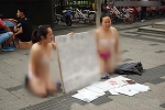 Hai người phụ nữ bán khỏa thân, quỳ trên phố xin tiền, lý do phía sau gây bất ngờ