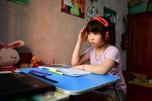 Bộ GD&ĐT kêu gọi quyên góp mua máy tính cho trẻ học online