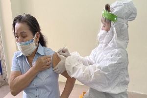 Hà Nội lập kỷ lục mới với hơn 360.000 mũi tiêm vắc xin phòng Covid-19 trong một ngày