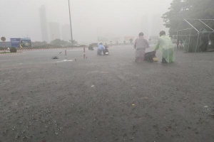 Clip, ảnh: Mưa trắng trời trước bão, đường phố Đà Nẵng ngập thành sông, xe cứu thương và nhiều phương tiện chết máy