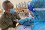 Người cao tuổi ở Hà Nội xúc động khi được tiêm vắc xin phòng Covid-19