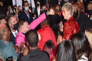 Sốc: Bạn trai 'bom sex' Megan Fox bị võ sĩ McGregor đấm ngay trên thảm đỏ MTV VMAs 2021