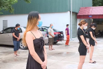 Nhóm cô gái váy ngắn và 2 dây đi hát karaoke cùng các nam thanh niên trong dịch Covid-19