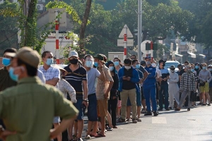 Hà Nội: Hàng trăm người xếp hàng từ rạng sáng chờ mua bánh Trung thu tại điểm bán lưu động, lực lượng chức năng 'rát họng' yêu cầu giãn cách