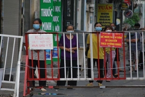Hà Nội: Dựng rào sắt, chặn các lối vào nhà bệnh nhân COVID-19 mới liên quan 'ổ dịch' tại Kim Đồng