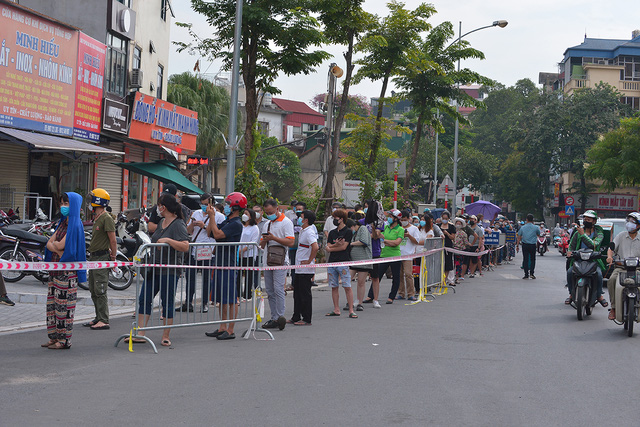 Hà Nội: Hàng trăm người kéo đến đường Thụy Khuê mua bánh, lực lượng chức năng căng mình giữ trật tự. - Ảnh 4.