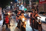Người Hà Nội đổ ra đường vui chơi Trung thu đông nghịt, nhiều chỗ ùn tắc không thể nhúc nhích