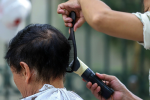 Hà Nội: Thợ cắt tóc dương tính SARS-CoV-2, lấy mẫu xét nghiệm toàn bộ một khu phố ở Hà Đông