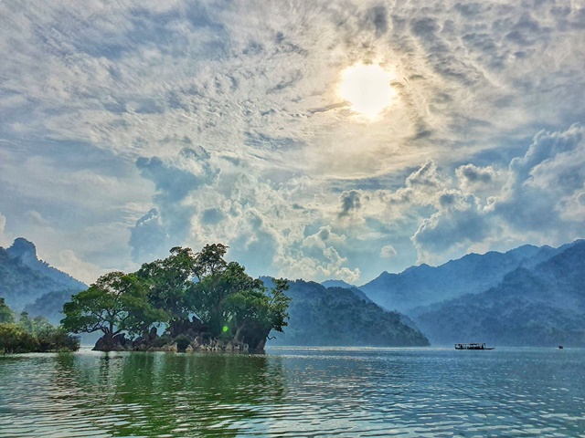 Hồ Ba Bể lung linh huyền ảo trong muôn vàn tia nắng rực rỡ. (Ảnh: dulichbabe.com)