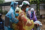 Hà Nội: Người thân đội mưa đón những công dân phường Thanh Xuân Trung hoàn thành cách ly trở về với gia đình