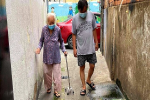 Cụ bà 92 tuổi mắc Covid-19 được xuất viện, tự đi bộ vào nhà cùng con cháu