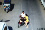 Clip: Đang đi đường, người phụ nữ bị khống chế cướp xe máy giữa phố