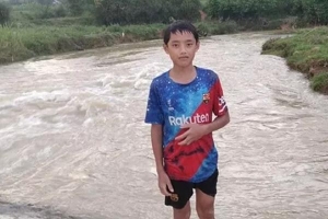 Nam sinh lớp 7 dũng cảm lao xuống dòng nước dữ cứu bé gái 9 tuổi