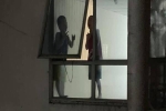 Thót tim cảnh 2 bé trai trèo ra cửa hành lang chung cư cao tầng chơi đùa chênh vênh trên gờ tường: Phụ huynh cần cảnh giác